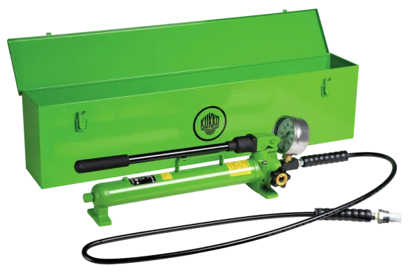 KUKKO YHP-326 Handpumpe mit Schlauch, Manometer, Metallkiste